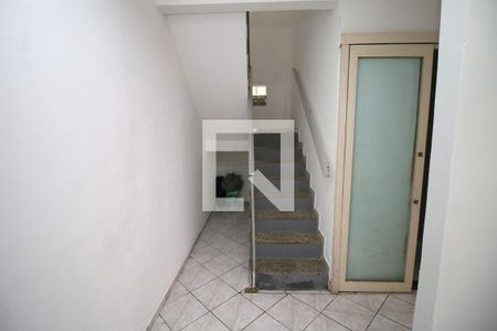 Sala - Escada de acesso 2º piso de casa para alugar com 2 quartos, 200m² em Irajá, Rio de Janeiro