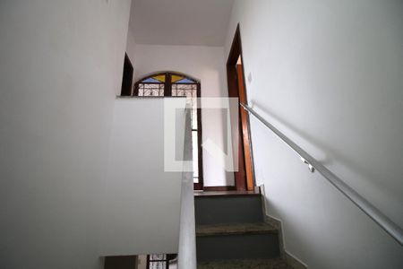 Sala - Escada de acesso 2º piso de casa para alugar com 2 quartos, 200m² em Irajá, Rio de Janeiro