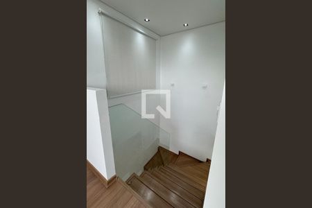 Escada de apartamento para alugar com 2 quartos, 105m² em Vila Barros, Barueri