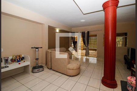 Sala de casa à venda com 3 quartos, 250m² em Monte Castelo, Contagem