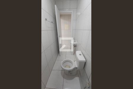 Banheiro de casa de condomínio para alugar com 1 quarto, 23m² em Parque Guarani, São Paulo