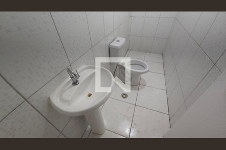 Banheiro de casa de condomínio para alugar com 1 quarto, 23m² em Parque Guarani, São Paulo