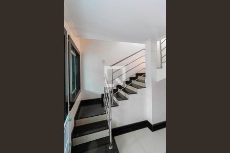 Escada de casa à venda com 3 quartos, 180m² em Santa Terezinha, Belo Horizonte