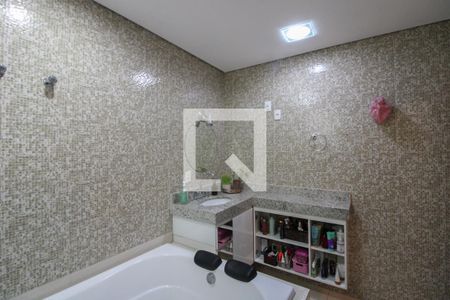 Casa à venda com 232m², 3 quartos e 3 vagas Casa à venda com 232m², 3 quartos e 3 vagasBanheiro da Suíte 1