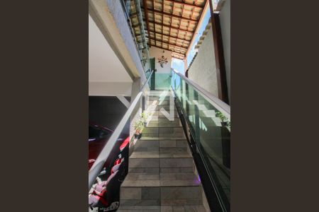 Casa à venda com 232m², 3 quartos e 3 vagas Casa à venda com 232m², 3 quartos e 3 vagasEscada