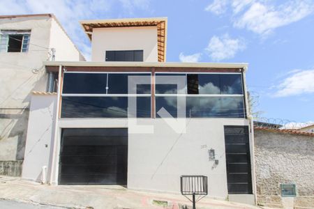 Casa à venda com 232m², 3 quartos e 3 vagas Casa à venda com 232m², 3 quartos e 3 vagasFachada