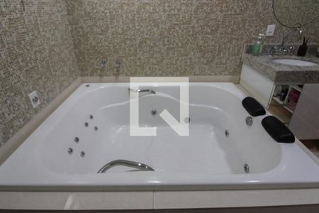 Casa à venda com 232m², 3 quartos e 3 vagas Casa à venda com 232m², 3 quartos e 3 vagasBanheiro da Suíte 1