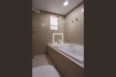 Casa à venda com 232m², 3 quartos e 3 vagas Casa à venda com 232m², 3 quartos e 3 vagasBanheiro da Suíte 1