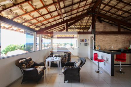 Casa à venda com 232m², 3 quartos e 3 vagas Casa à venda com 232m², 3 quartos e 3 vagasTerraço