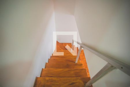 Escadas de casa para alugar com 3 quartos, 216m² em Mirandópolis, São Paulo