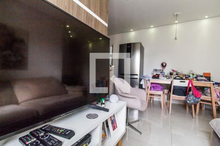 Sala  de casa para alugar com 2 quartos, 58m² em Jardim Tupanci, Barueri