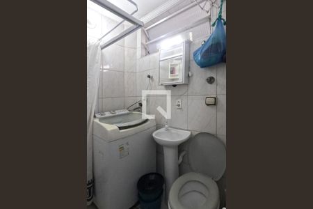 Banheiro de kitnet/studio para alugar com 1 quarto, 34m² em José Menino, Santos