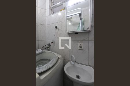 Banheiro de kitnet/studio para alugar com 1 quarto, 34m² em José Menino, Santos