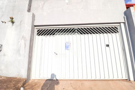 Casa à venda com 139m², 2 quartos e 2 vagas Casa à venda com 139m², 2 quartos e 2 vagasFachada