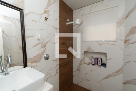 Banheiro de apartamento à venda com 2 quartos, 50m² em Novo Eldorado, Contagem