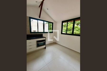 Sala com cozinha americana  de apartamento à venda com 1 quarto, 44m² em Copacabana, Rio de Janeiro