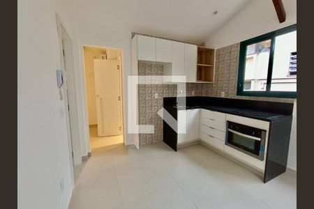 Sala com cozinha americana  de apartamento à venda com 1 quarto, 44m² em Copacabana, Rio de Janeiro