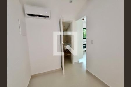 Sala com cozinha americana  de apartamento à venda com 1 quarto, 44m² em Copacabana, Rio de Janeiro