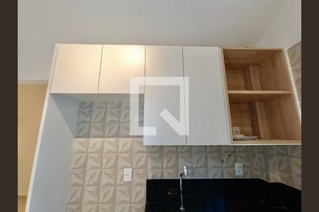 Sala com cozinha americana  de apartamento à venda com 1 quarto, 44m² em Copacabana, Rio de Janeiro