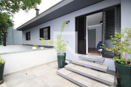 Casa à venda com 250m², 4 quartos e 3 vagas Casa à venda com 250m², 4 quartos e 3 vagasVaranda da Suíte 1