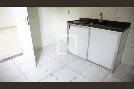 Cozinha de casa de condomínio para alugar com 2 quartos, 56m² em Taquara, Rio de Janeiro