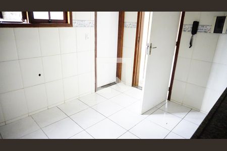 Cozinha de casa de condomínio para alugar com 2 quartos, 56m² em Taquara, Rio de Janeiro