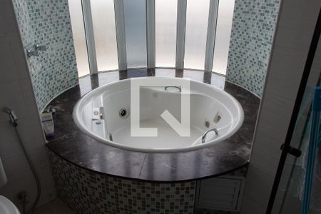 Casa de condomínio para alugar com 520m², 4 quartos e 6 vagas Casa de condomínio para alugar com 520m², 4 quartos e 6 vagasBanheiro da Suíte 3