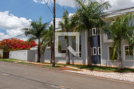 Casa de condomínio para alugar com 520m², 4 quartos e 6 vagas Casa de condomínio para alugar com 520m², 4 quartos e 6 vagasFachada