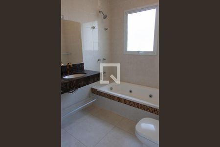 Casa de condomínio para alugar com 520m², 4 quartos e 6 vagas Casa de condomínio para alugar com 520m², 4 quartos e 6 vagasBanheiro da Suíte 4