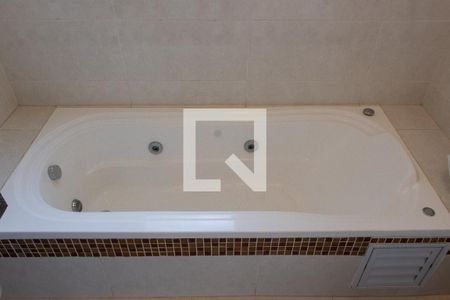 Casa de condomínio para alugar com 520m², 4 quartos e 6 vagas Casa de condomínio para alugar com 520m², 4 quartos e 6 vagasBanheiro da Suíte 4