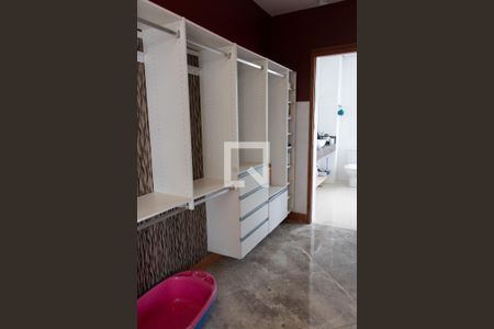 Casa de condomínio para alugar com 520m², 4 quartos e 6 vagas Casa de condomínio para alugar com 520m², 4 quartos e 6 vagasCloset da Suíte 3