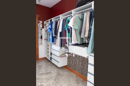 Casa de condomínio para alugar com 520m², 4 quartos e 6 vagas Casa de condomínio para alugar com 520m², 4 quartos e 6 vagasCloset da Suíte 3