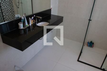 Casa de condomínio para alugar com 520m², 4 quartos e 6 vagas Casa de condomínio para alugar com 520m², 4 quartos e 6 vagasBanheiro da Suíte 1