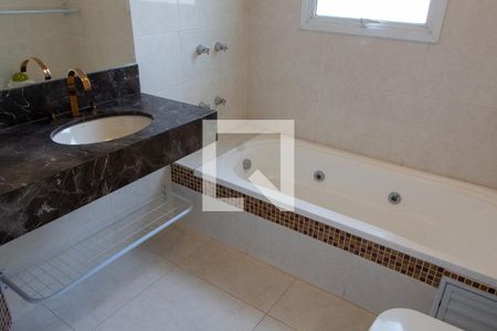 Casa de condomínio para alugar com 520m², 4 quartos e 6 vagas Casa de condomínio para alugar com 520m², 4 quartos e 6 vagasBanheiro da Suíte 4