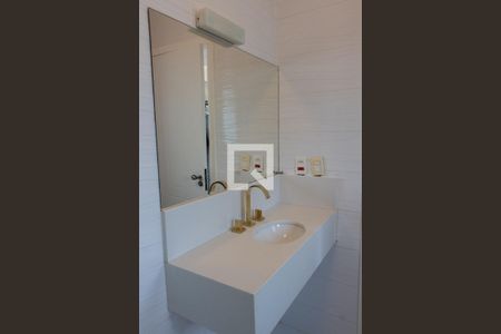 Casa de condomínio para alugar com 520m², 4 quartos e 6 vagas Casa de condomínio para alugar com 520m², 4 quartos e 6 vagasBanheiro da Suíte 2