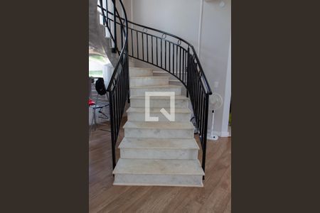 Casa de condomínio para alugar com 520m², 4 quartos e 6 vagas Casa de condomínio para alugar com 520m², 4 quartos e 6 vagasEscada