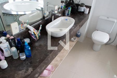 Casa de condomínio para alugar com 520m², 4 quartos e 6 vagas Casa de condomínio para alugar com 520m², 4 quartos e 6 vagasBanheiro da Suíte 3