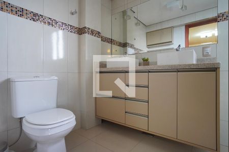 Banheiro da Suíte 1 de apartamento para alugar com 3 quartos, 183m² em Rio Branco, Porto Alegre