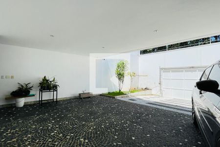 Casa à venda com 300m², 3 quartos e 5 vagas Casa à venda com 300m², 3 quartos e 5 vagasGaragem