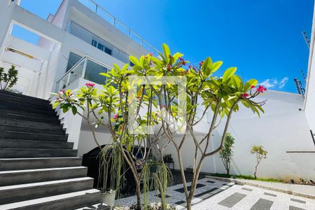 Casa à venda com 300m², 3 quartos e 5 vagas Casa à venda com 300m², 3 quartos e 5 vagasGaragem