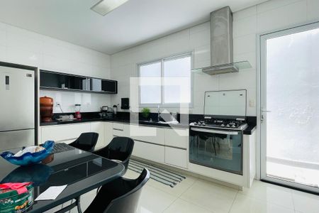 Casa à venda com 300m², 3 quartos e 5 vagas Casa à venda com 300m², 3 quartos e 5 vagasCozinha