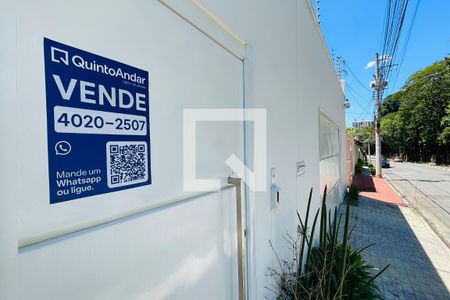 Casa à venda com 300m², 3 quartos e 5 vagas Casa à venda com 300m², 3 quartos e 5 vagasPlaca