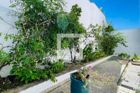 Casa à venda com 300m², 3 quartos e 5 vagas Casa à venda com 300m², 3 quartos e 5 vagasÁrea externa