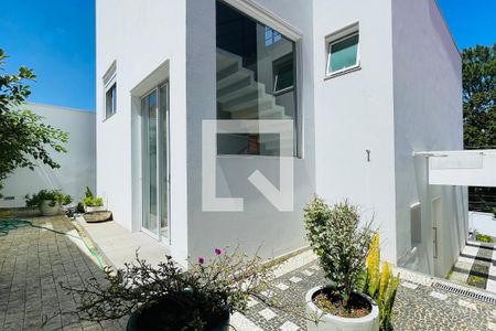 Casa à venda com 300m², 3 quartos e 5 vagas Casa à venda com 300m², 3 quartos e 5 vagasÁrea externa