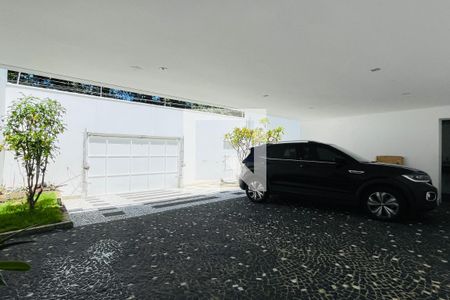 Casa à venda com 300m², 3 quartos e 5 vagas Casa à venda com 300m², 3 quartos e 5 vagasGaragem