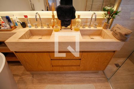 Casa à venda com 450m², 3 quartos e 3 vagas Casa à venda com 450m², 3 quartos e 3 vagasBanheiro 1 da Suíte 3