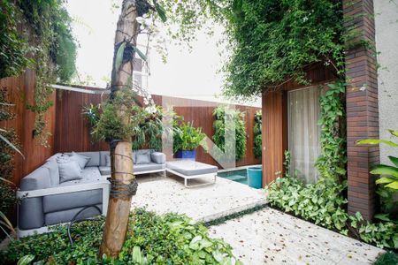 Casa à venda com 450m², 3 quartos e 3 vagas Casa à venda com 450m², 3 quartos e 3 vagasPiscina