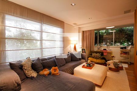 Casa à venda com 450m², 3 quartos e 3 vagas Casa à venda com 450m², 3 quartos e 3 vagasSala Íntima de TV