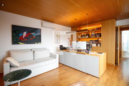 Casa à venda com 450m², 3 quartos e 3 vagas Casa à venda com 450m², 3 quartos e 3 vagasEscritório