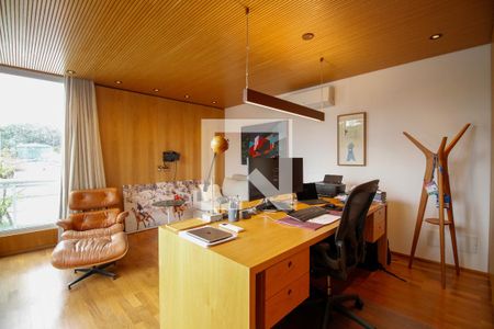 Casa à venda com 450m², 3 quartos e 3 vagas Casa à venda com 450m², 3 quartos e 3 vagasEscritório